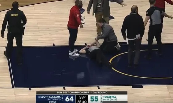 NCAA女篮爆发激烈冲突，一女裁判被球员击晕在地&amp;amp;8人被驱逐