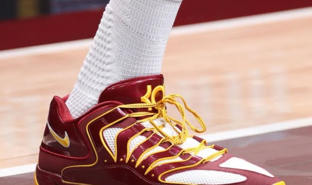 开云-杜兰特穿着华盛顿指挥官配色KD18，得到30分7篮板1盖帽